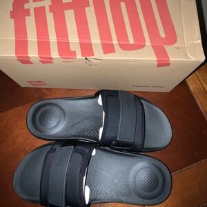 FITFLOP IQUSHION POOL SLIDES  SZ 8 / 39 BLACK